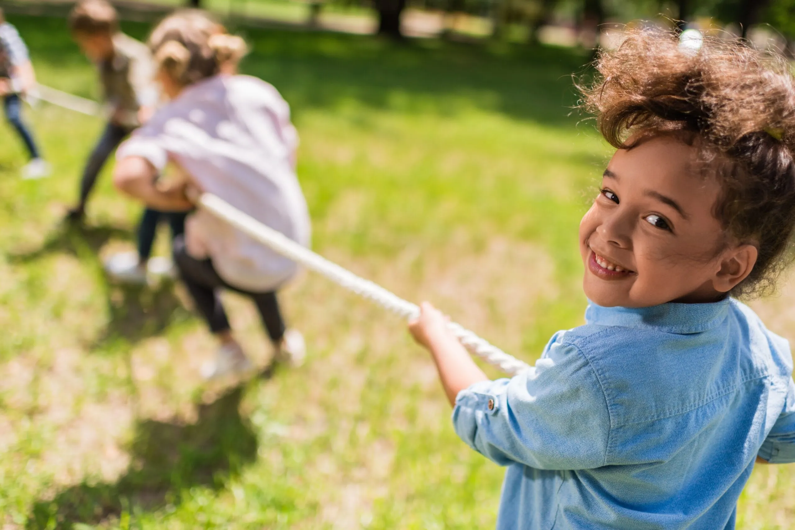 Meisje is aan het touwtrekken