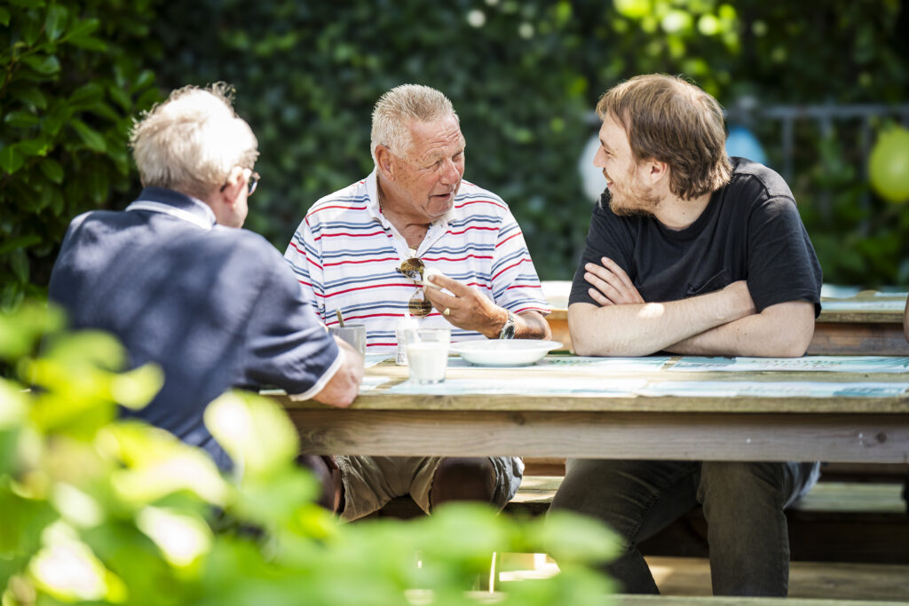 Mensen die aan het lunchen en kletsen zijn in Delft