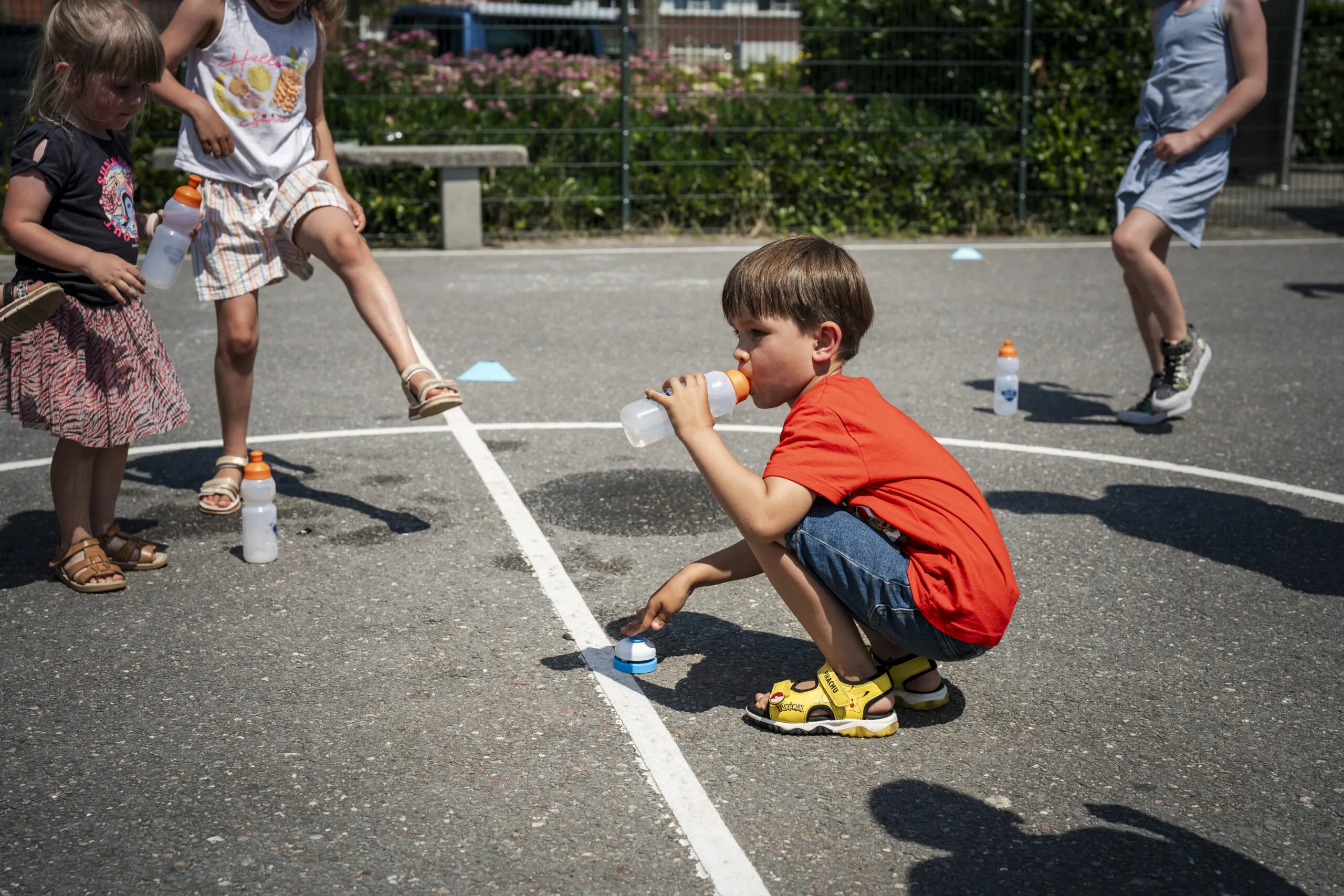 Kindje dat water drinkt