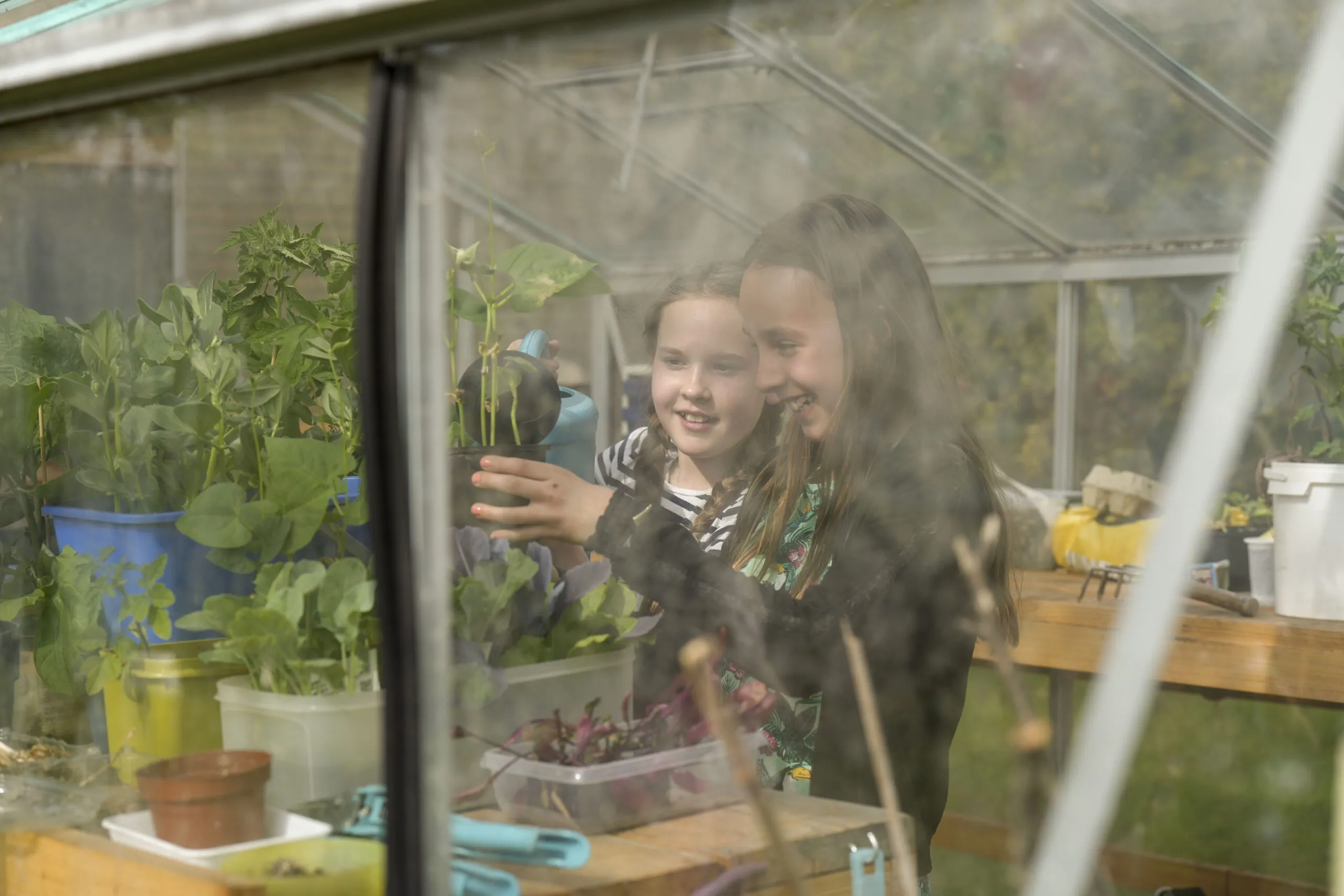 Rijswijkse kinderen die aan het tuinieren zijn