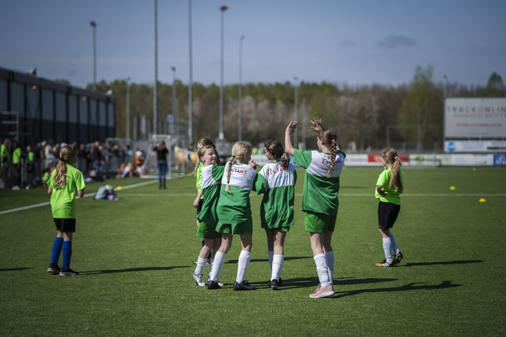 Meiden op het voetbalveld