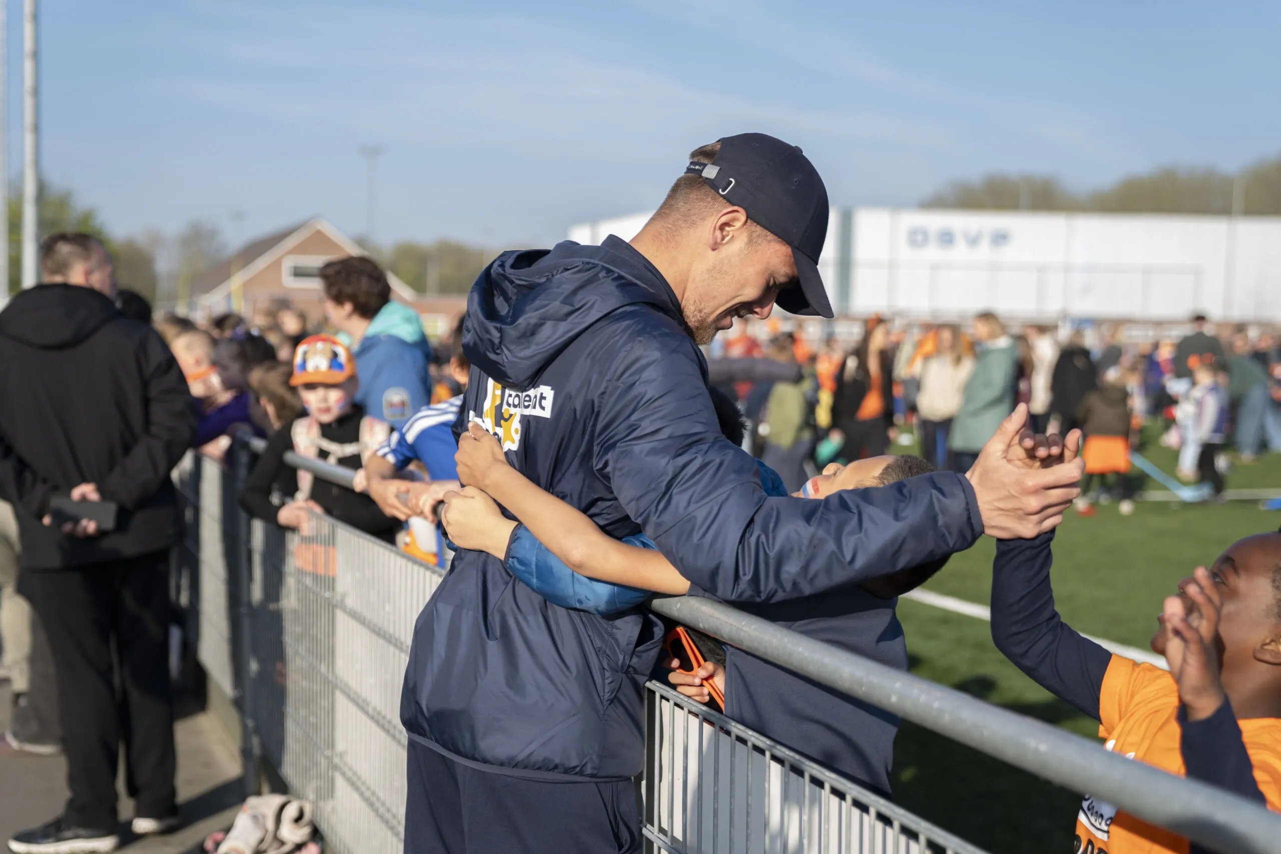 Jongens die high five geven aan de buurtsportcoach