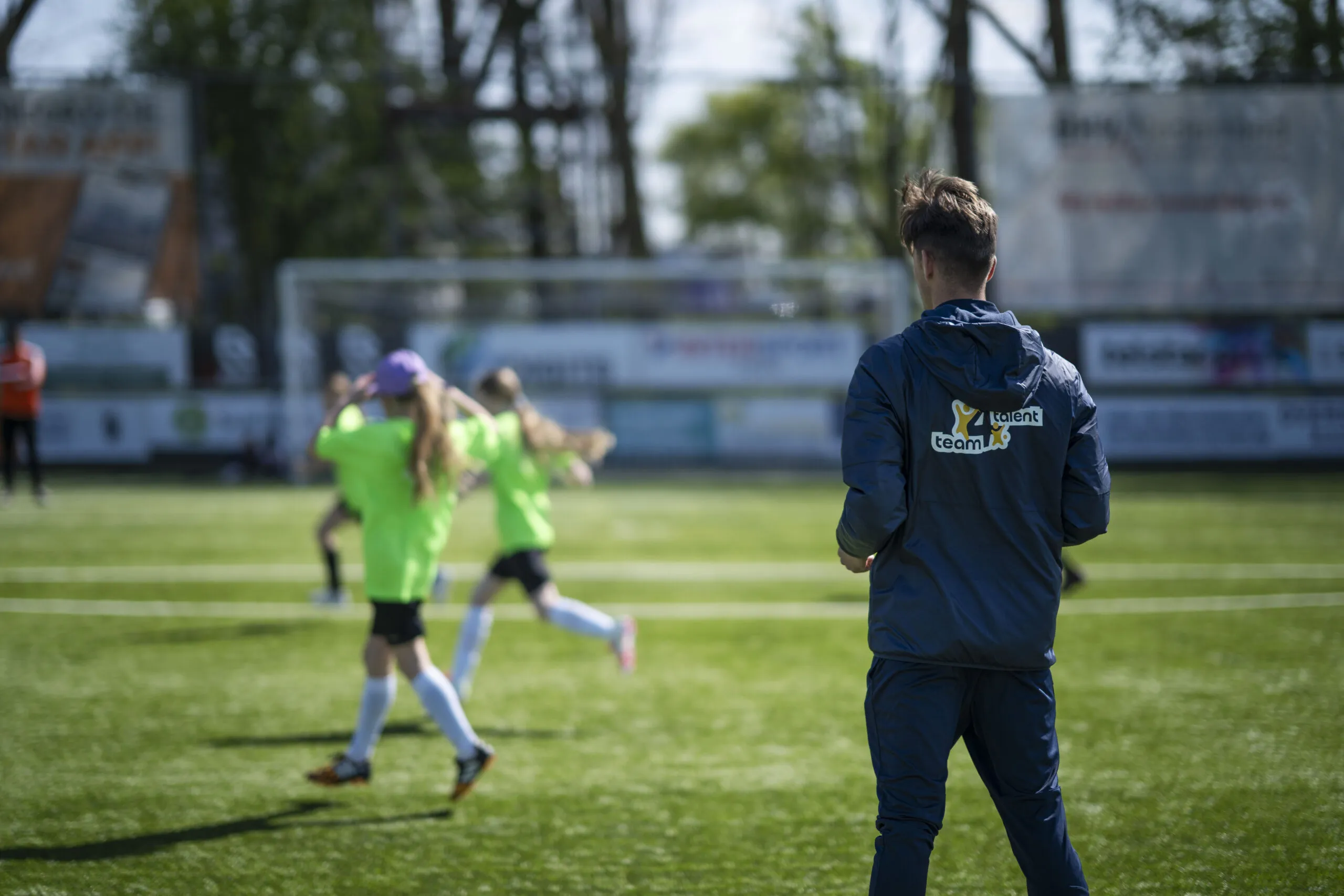 Coach van Team4Talent die voetbalmeiden support