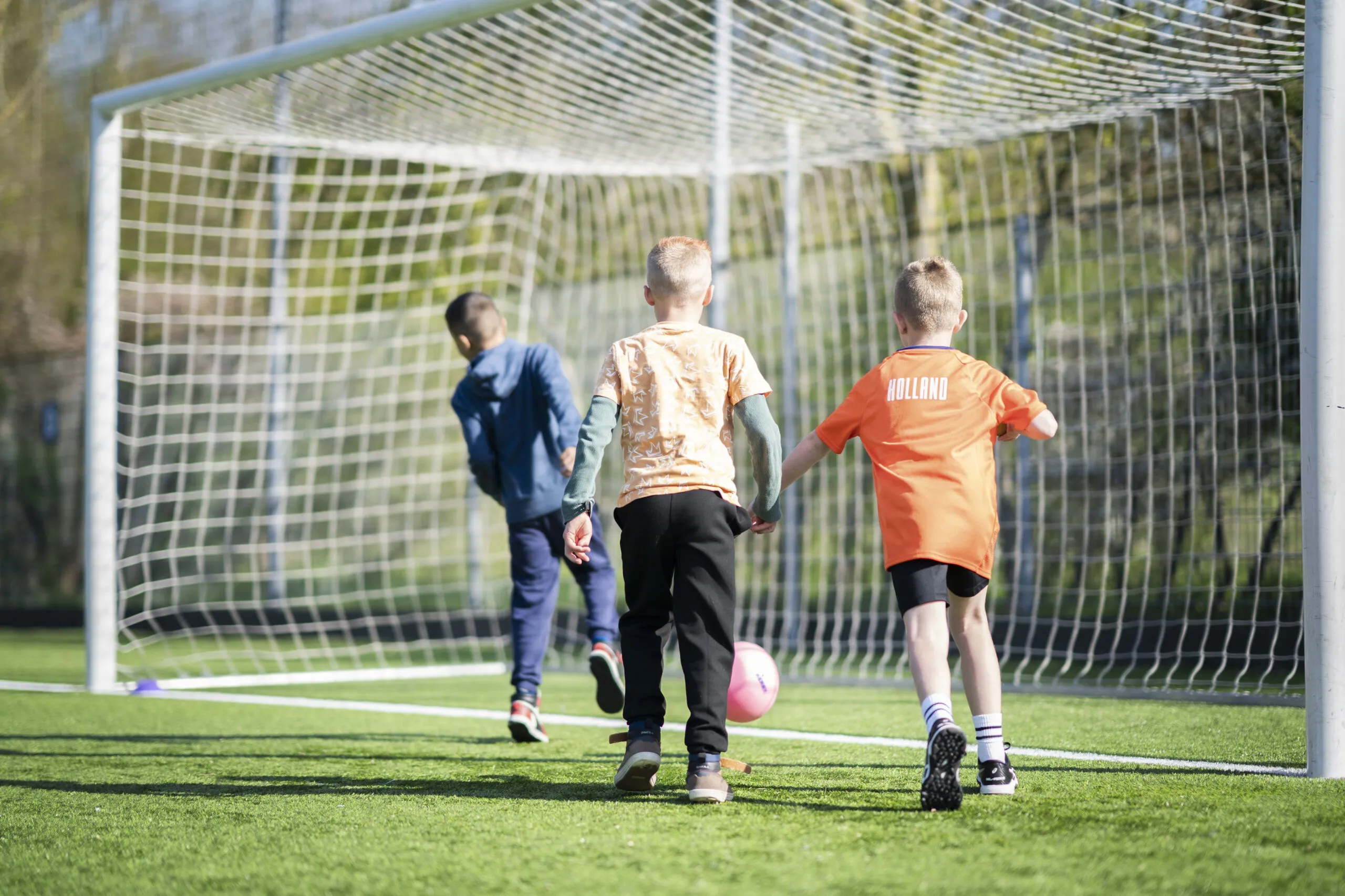 Jongens die aan het voetballen zijn op het veld van DSVP