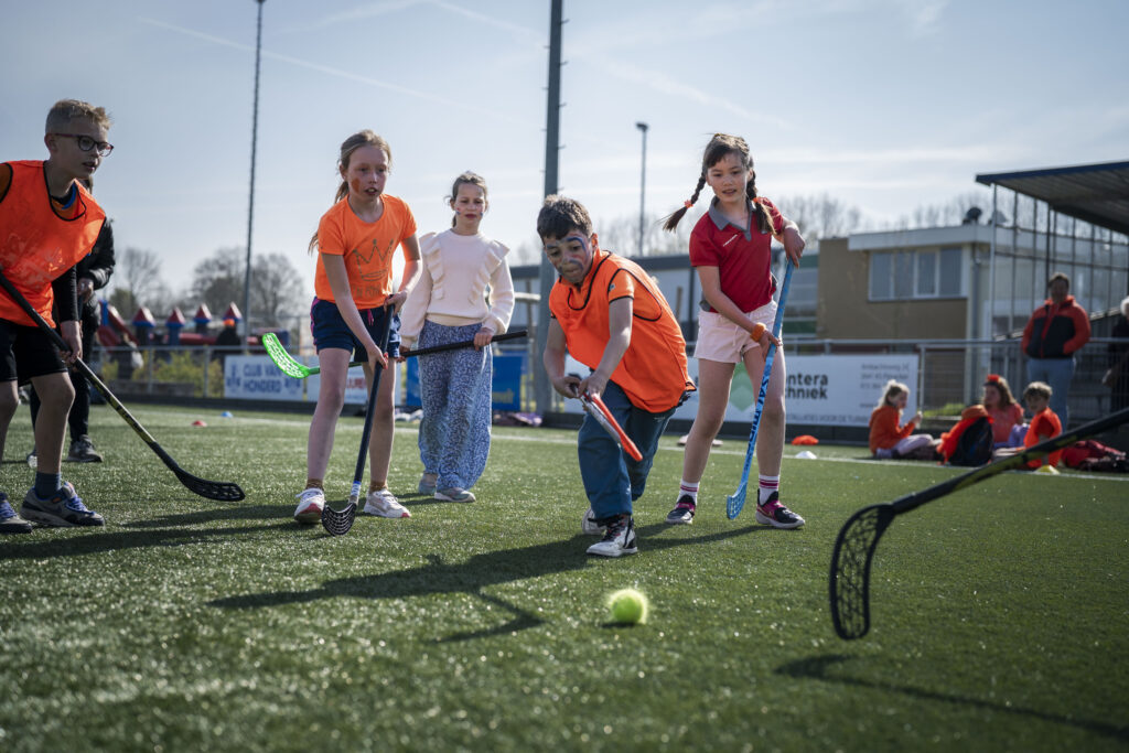 Kinderen uit Pijnacker die hockeyen