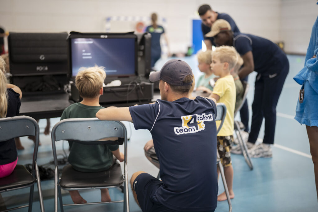 Coach die jongens iets uitlegt