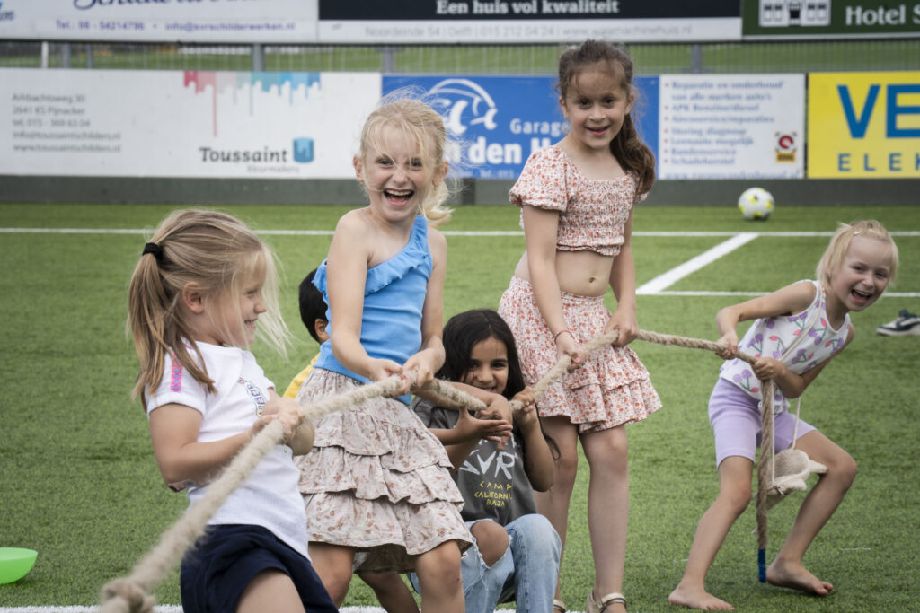 Meiden die aan het touwtrekken zijn bij het speelfestijn