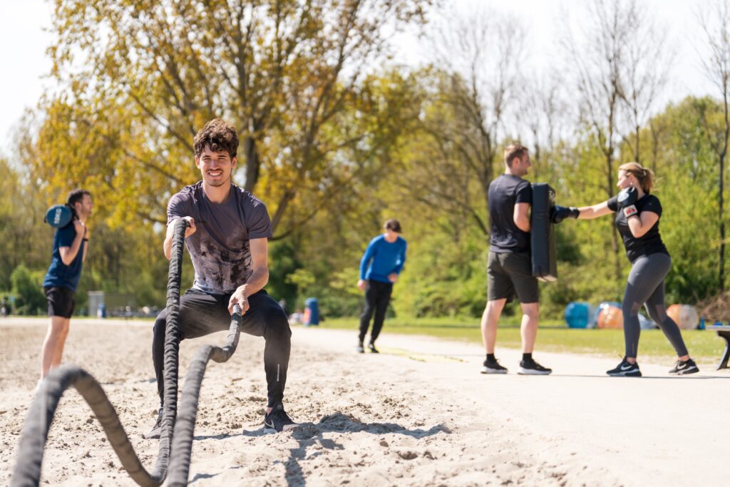 Mensen die buiten aan het sporten zijn.