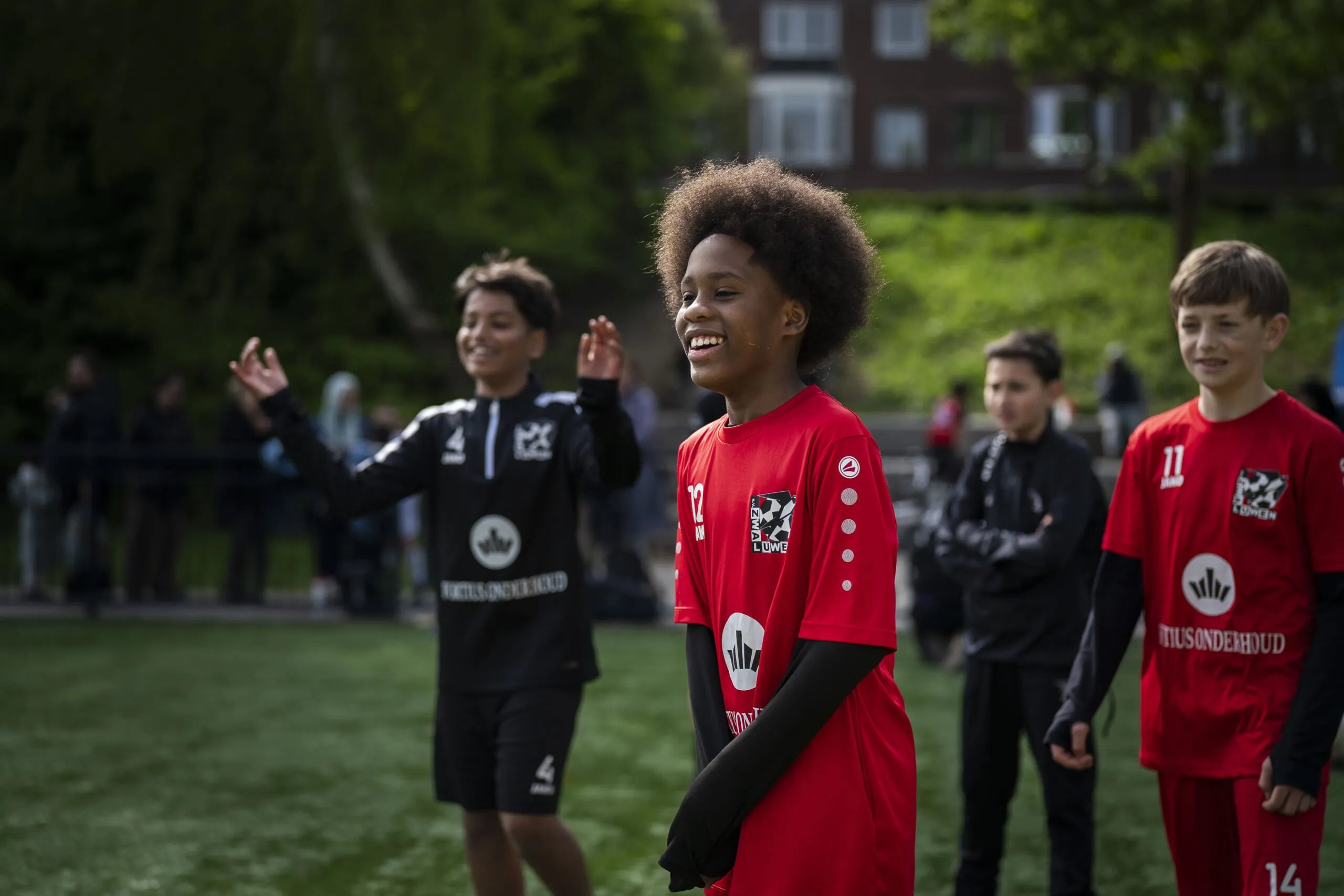 Jongens die voetballen