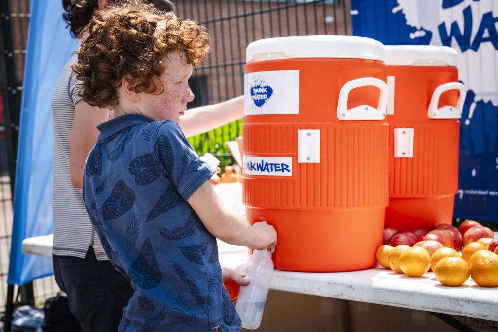 Kindje dat water tapt