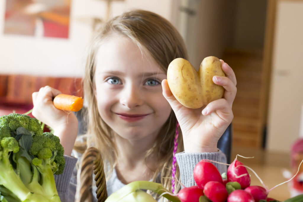 Jong meisje dat gezonde producten vasthoudt