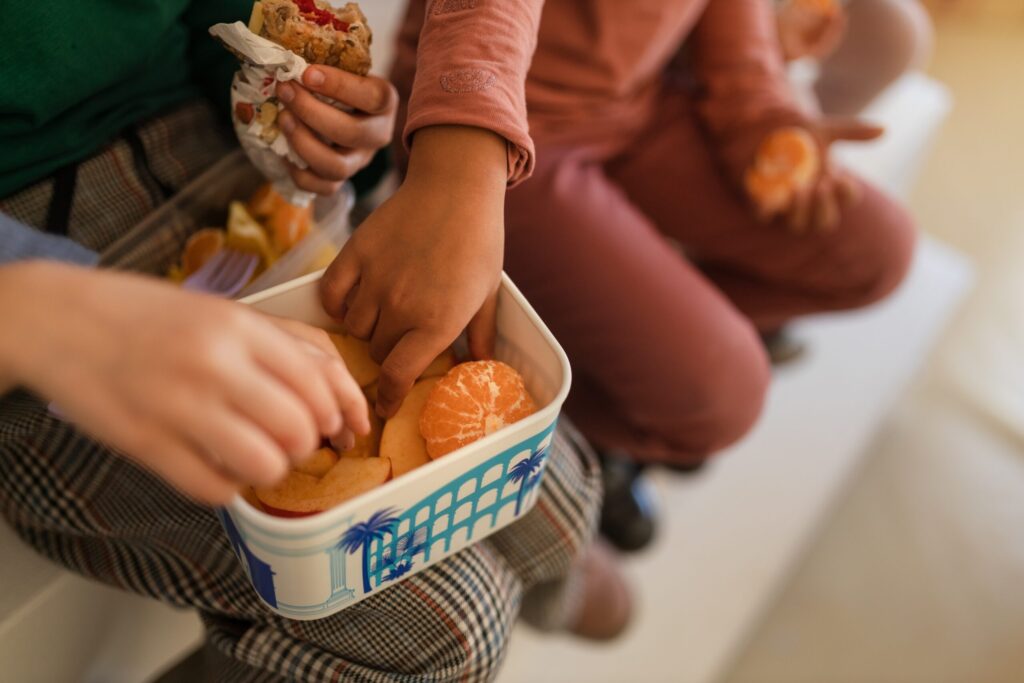 Kinderen die een gezonde snack eten