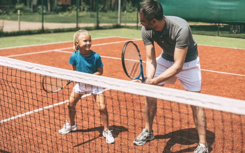 Jong meisje dat tennisles krijgt
